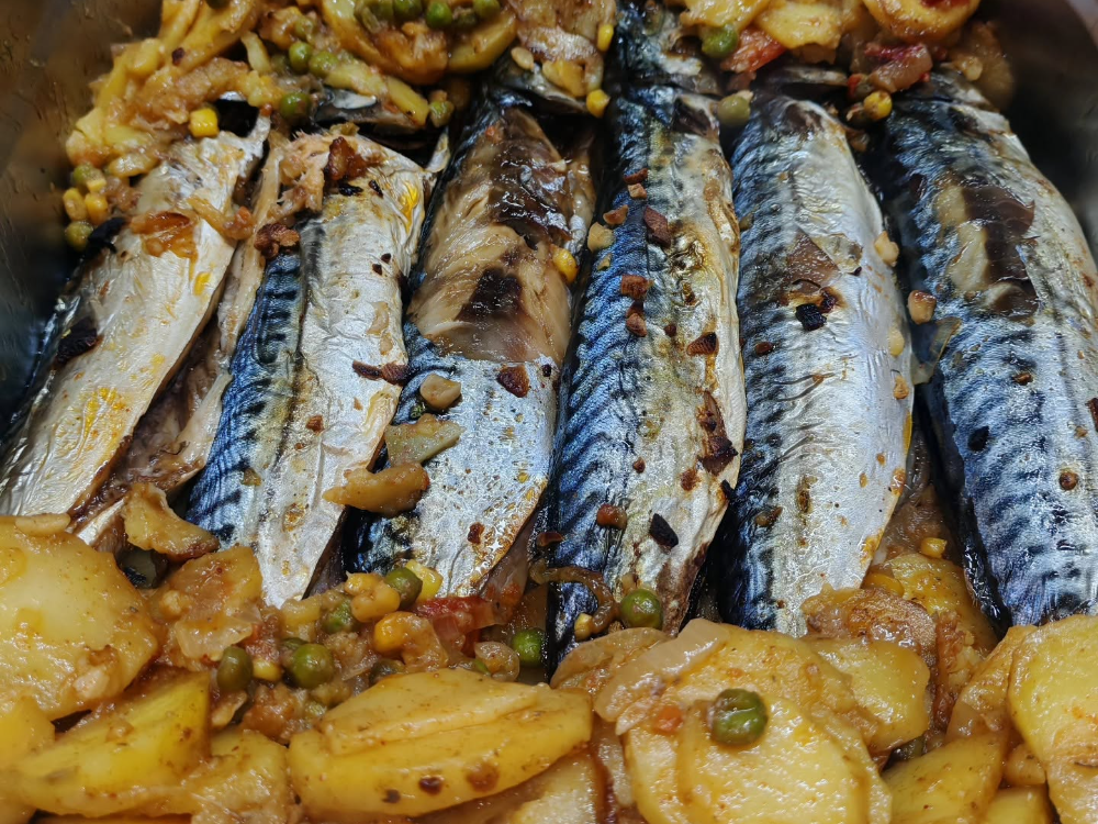 Pečena skuša sa krompirom, graškom i kukuruzom u velikoj gastro posudi