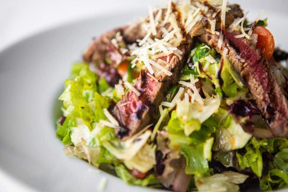 Salata sa kriškama biftek steka, parmezanom i balsamiko prelivom