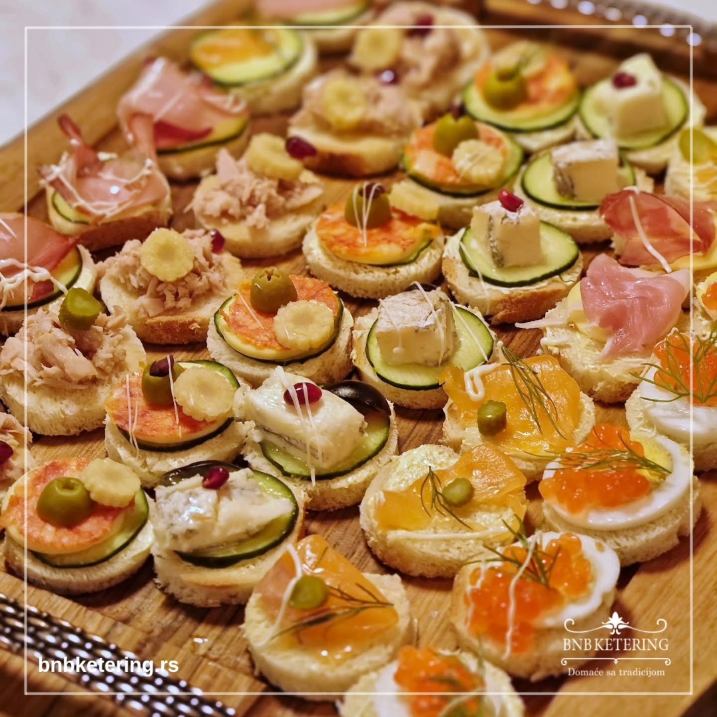Daska sa kanapeima — losos, tuna, sir i pršuta