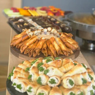 Platoi palačinki, tortilja rolnica u krugu oko dipa i voća