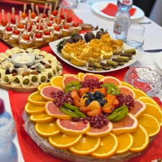 Voćni plato sa pomorandžama, kivijem i bobičastim voćem