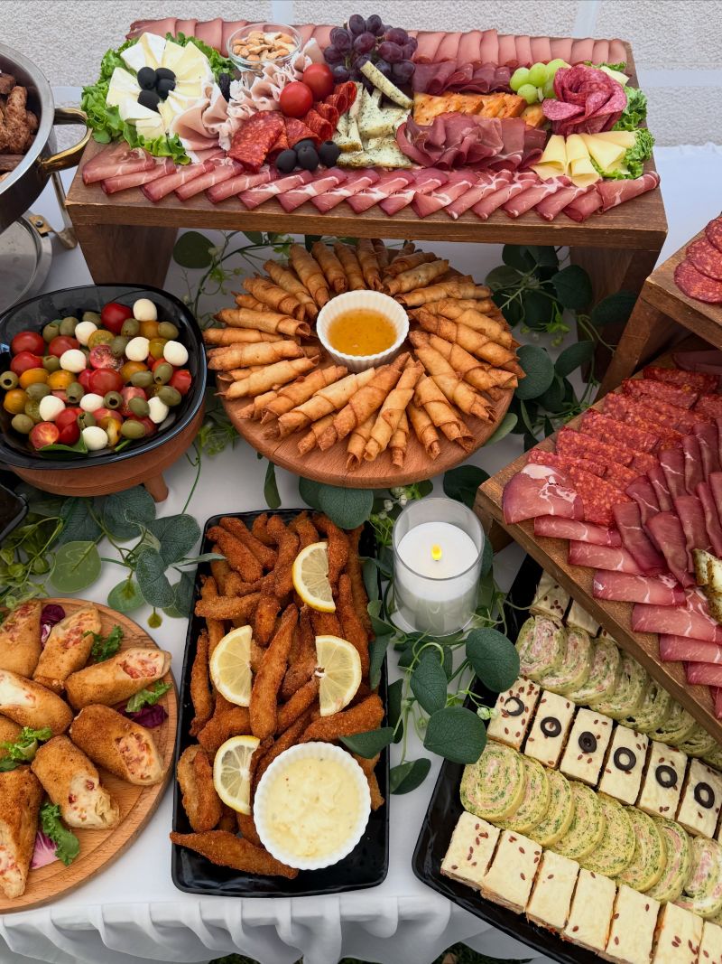 Topla jela u čafing posudama — ćevapi, pečeni krompir, piletina i kobasice