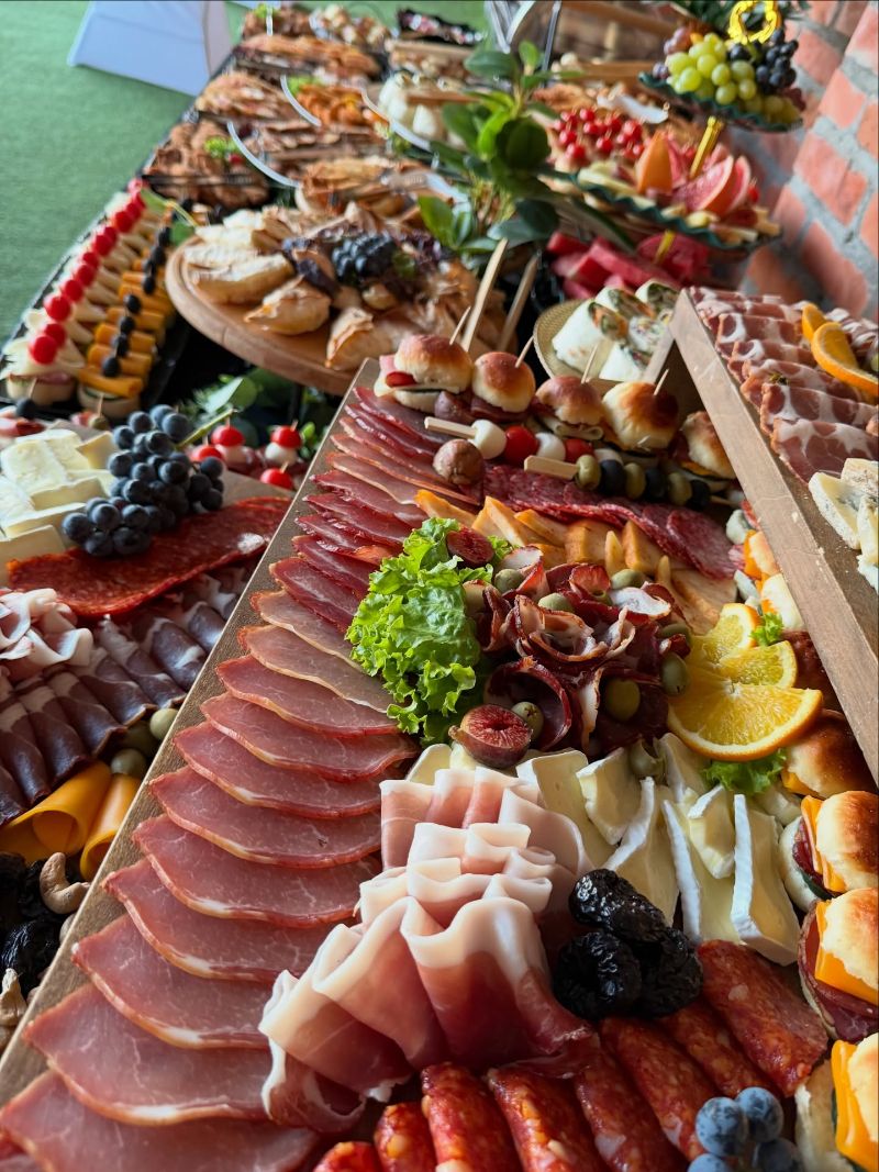 Veliki okrugli plato sa suhomesnatim proizvodima, sirevima i voćem