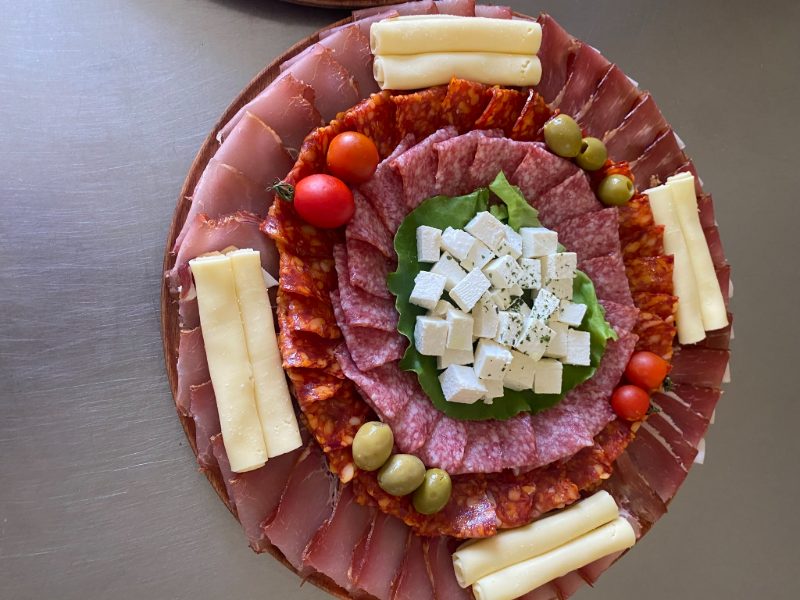 Okrugli plato suhomesnatog i sireva — Carstvo Ukusa