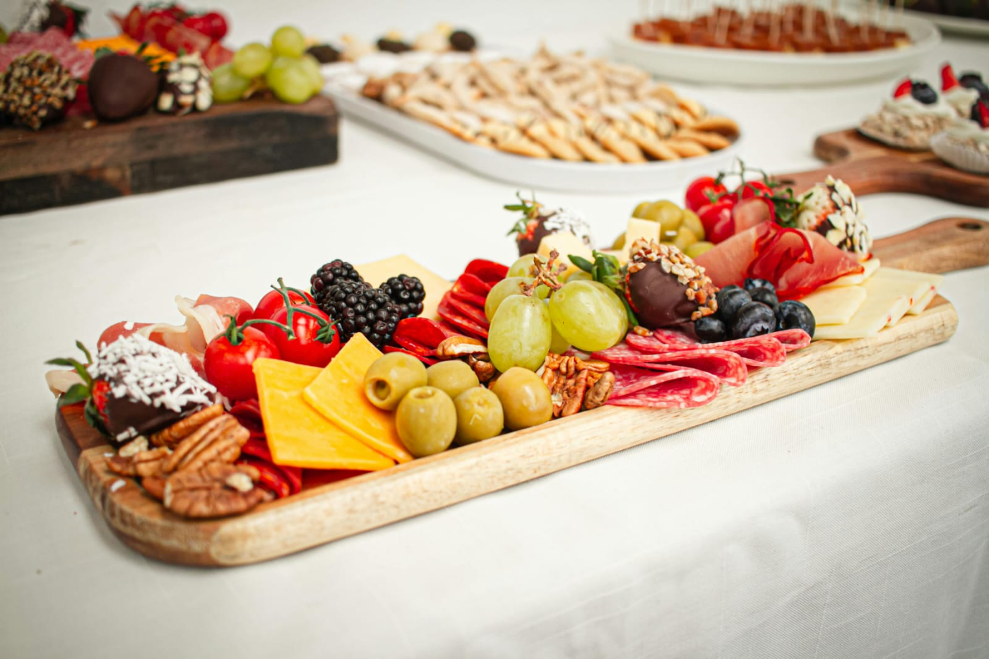 Duga daska sa suhomesnatim proizvodima, sirevima i voćem — Casa Catering