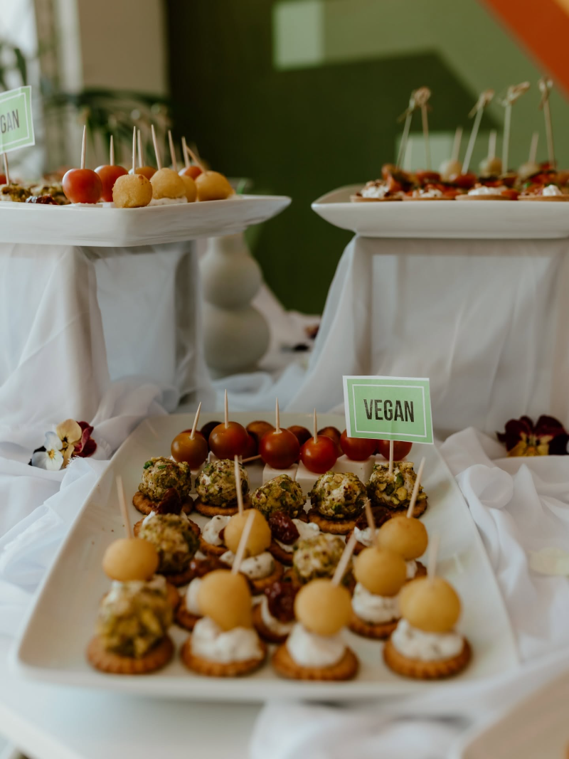 Vegan kanapei sa pistaći kuglicama i čeri paradajzom na belom platou