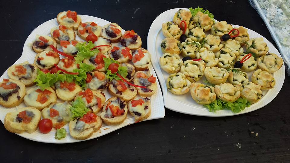 Dva platoa u obliku srca — bruskete sa sirom i mini pite
