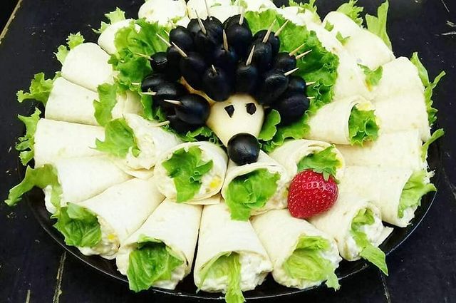 Venac tortilja rolnica sa zelenom salatom oko dekoracije od grožđa