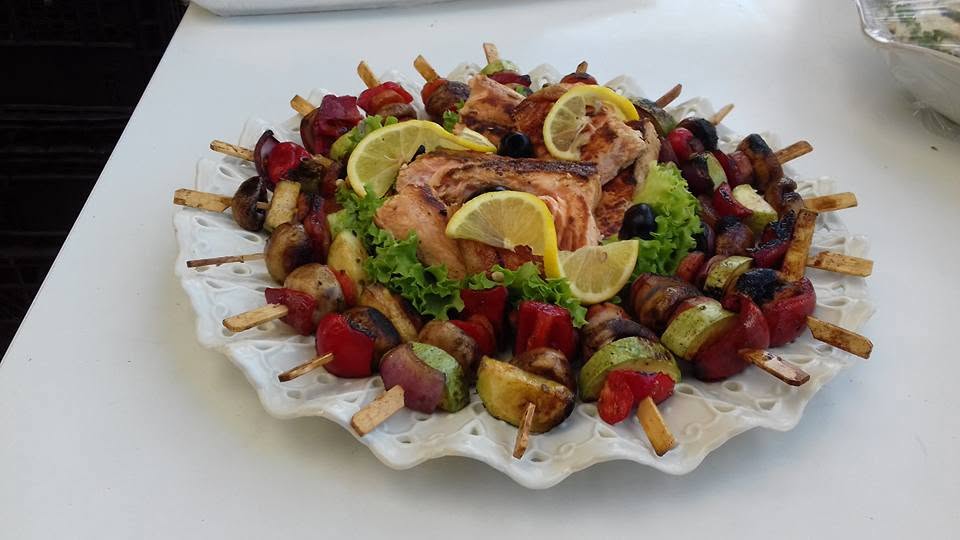 Plato sa pečenim lososom i ražnjićima od povrća sa limunom