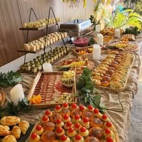 Bife sa etažerima, mini sendvičima i zalogajima u sali