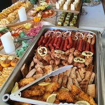 Gastro posuda sa kobasicama, pilećim i punjenim mesom