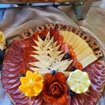Plato sa suhomesnatim i sirevima, sa izrezanim imenom Flowerbomb