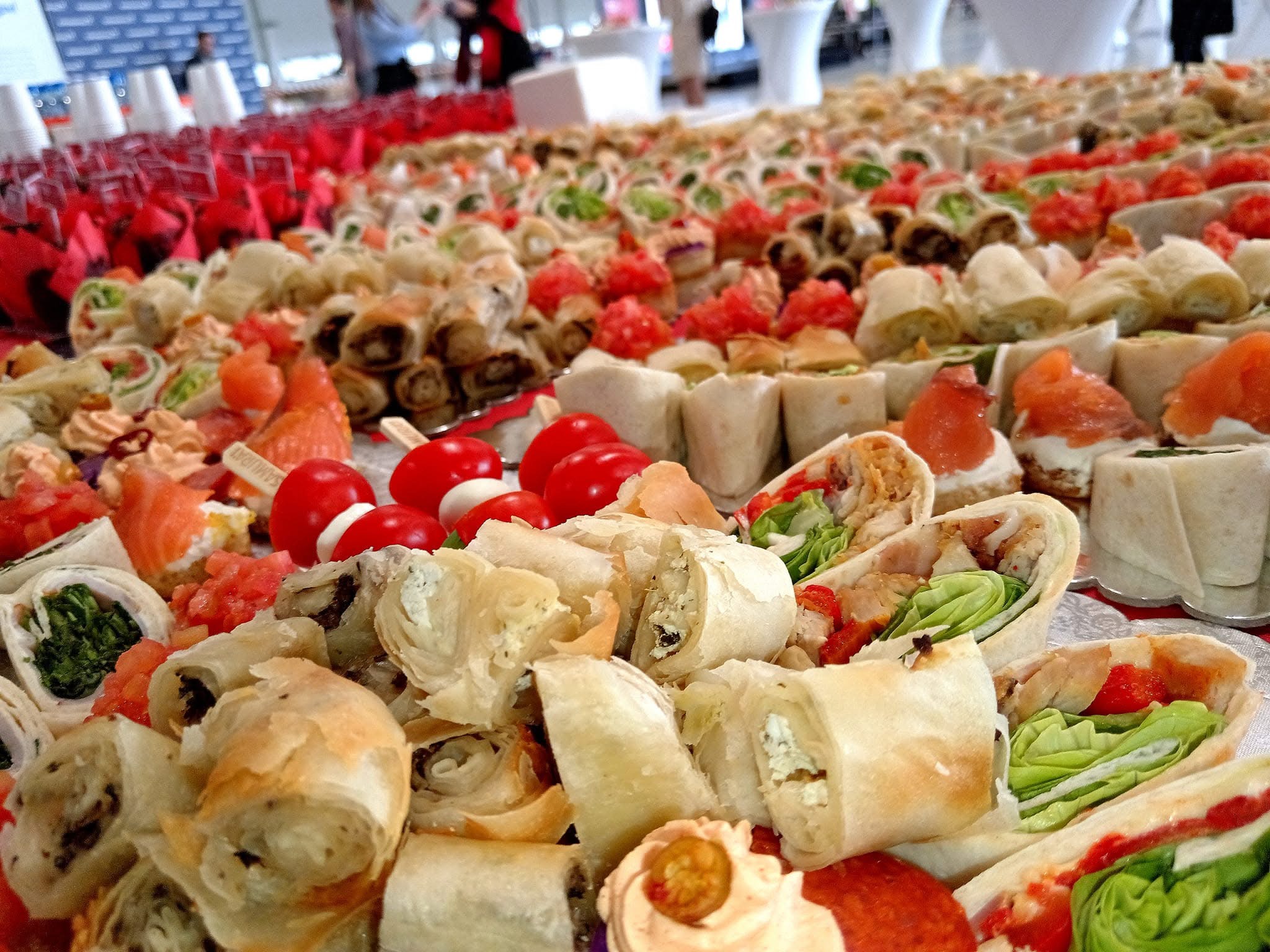 Dugačak sto sa koktel zalogajima na događaju — GreenCatering