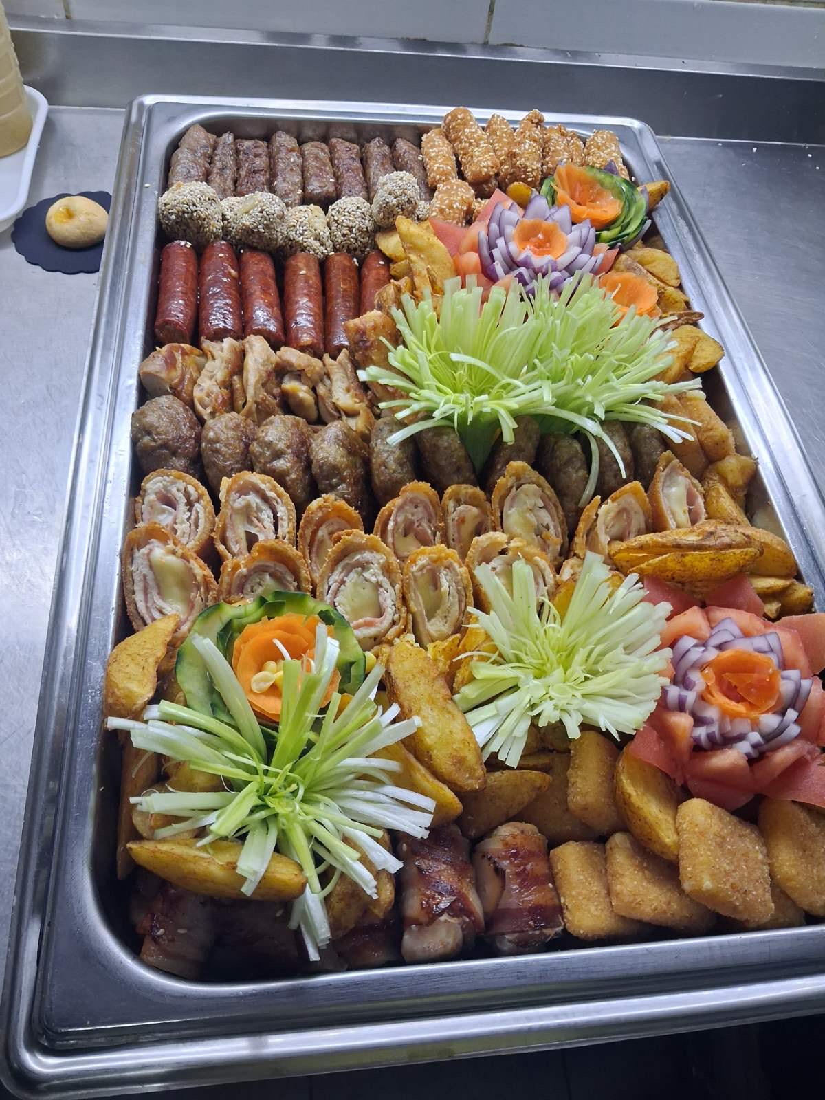 Gastro posuda sa ćevapima, kobasicama, ćuftama i pečenim krompirom