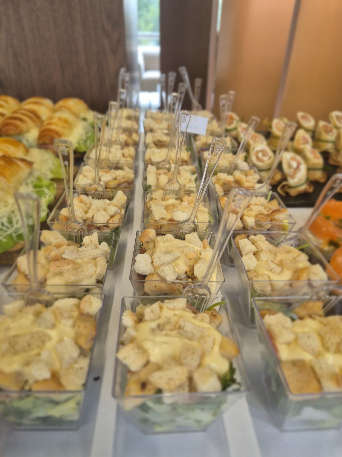 Porcionisane salate u čašicama i kroasan sendviči