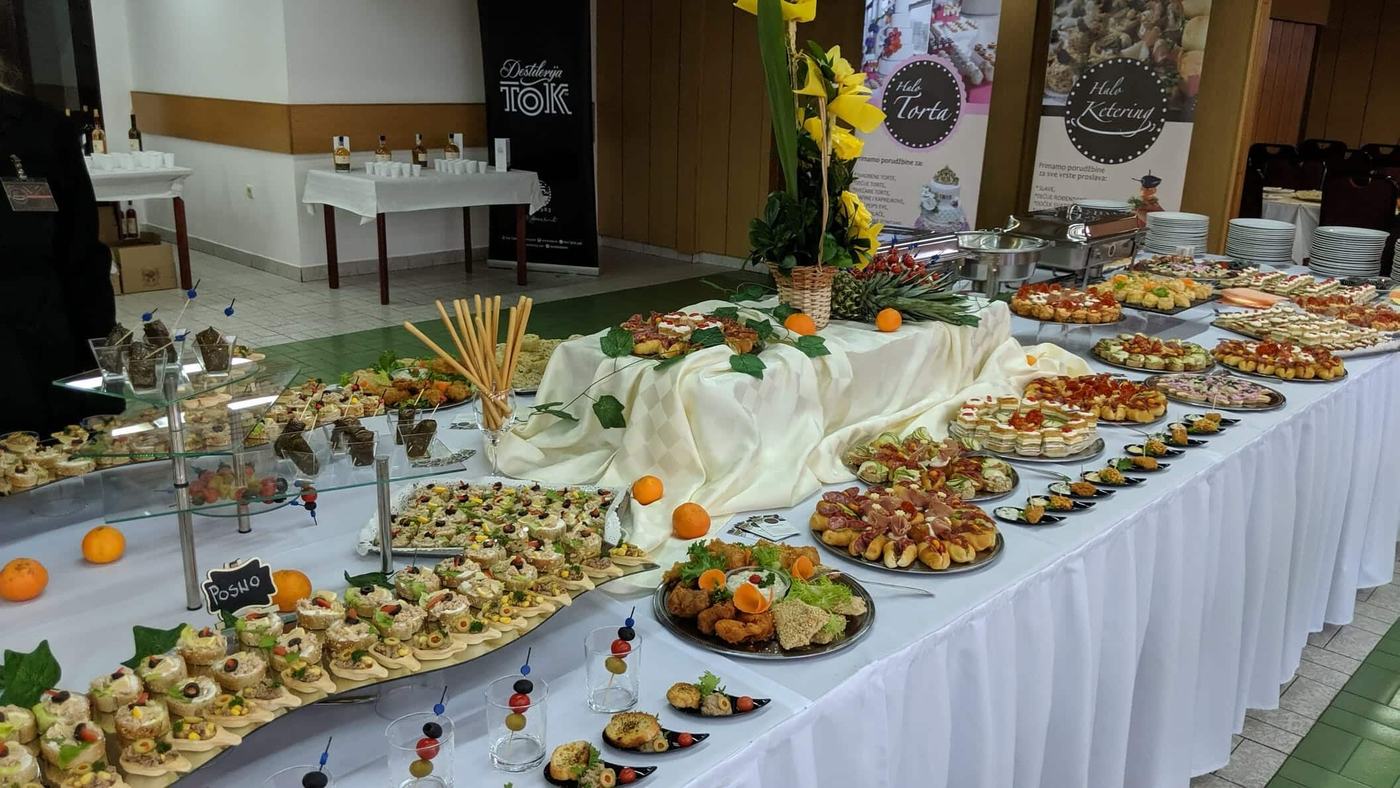 Svečani sto sa posluženjem Halo Keteringa