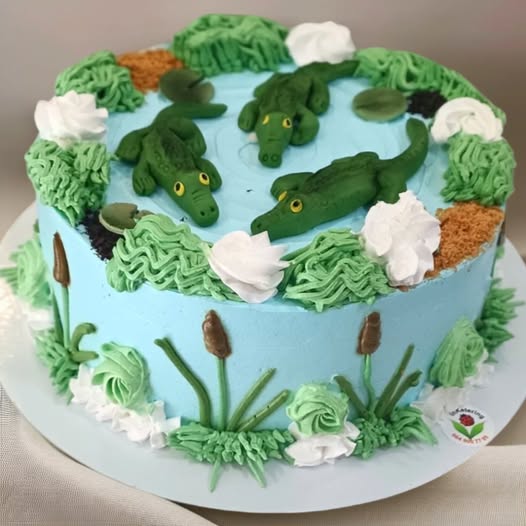 Dečja torta sa krokodilima u jezeru i trskom