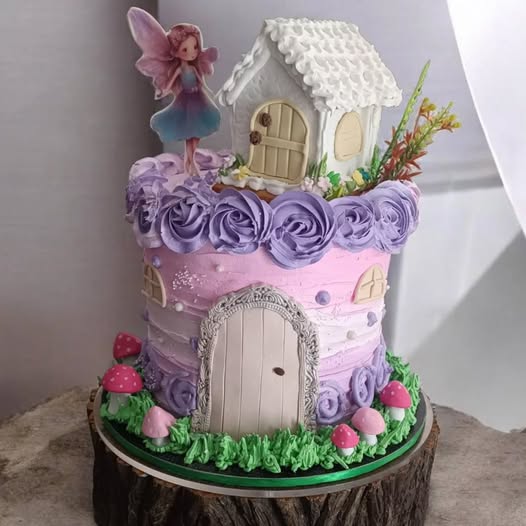 Torta sa vilinskom kućicom, ljubičastim ružama i gljivama