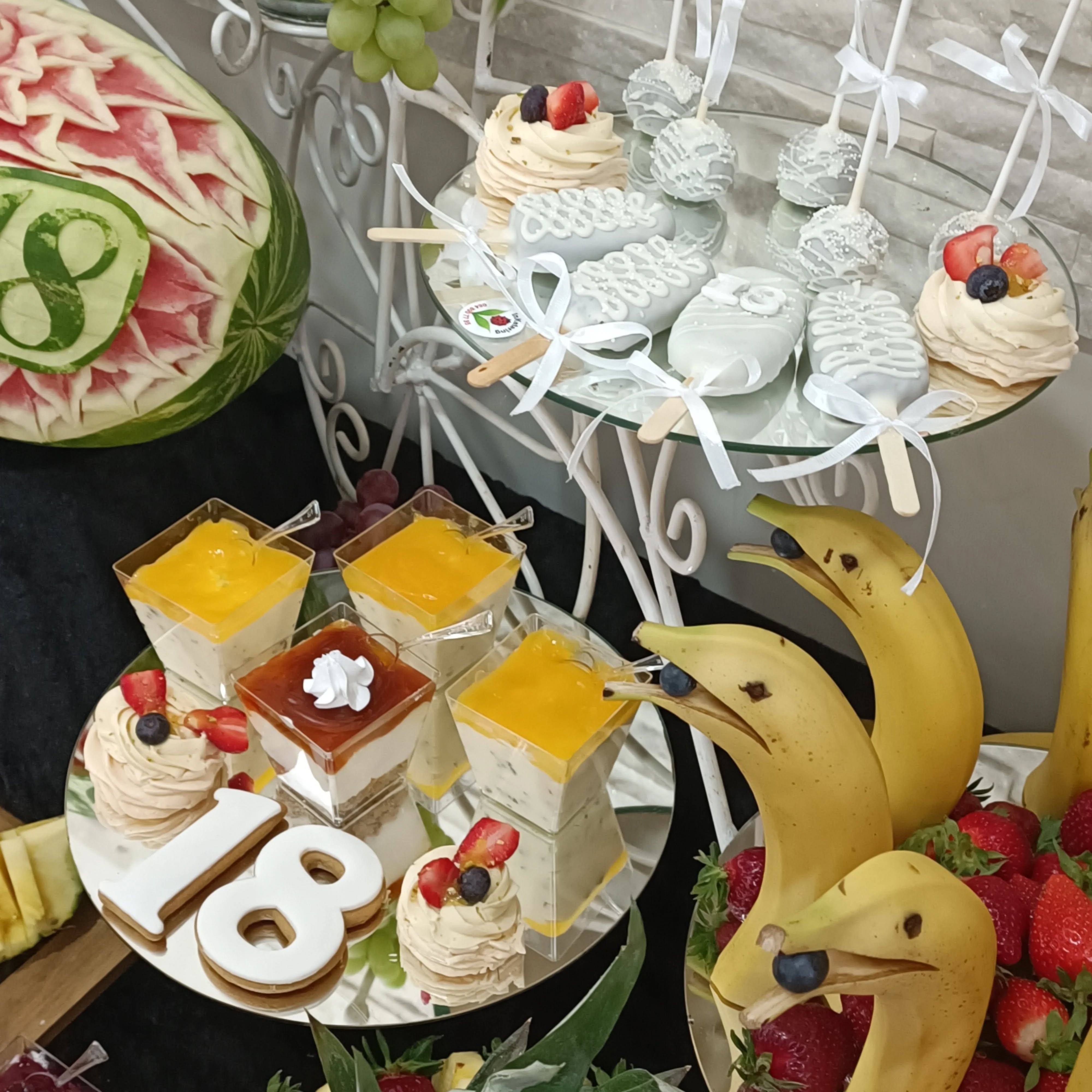Slatki sto sa čašicama, cake pops i rezbarenim voćem — Inketering