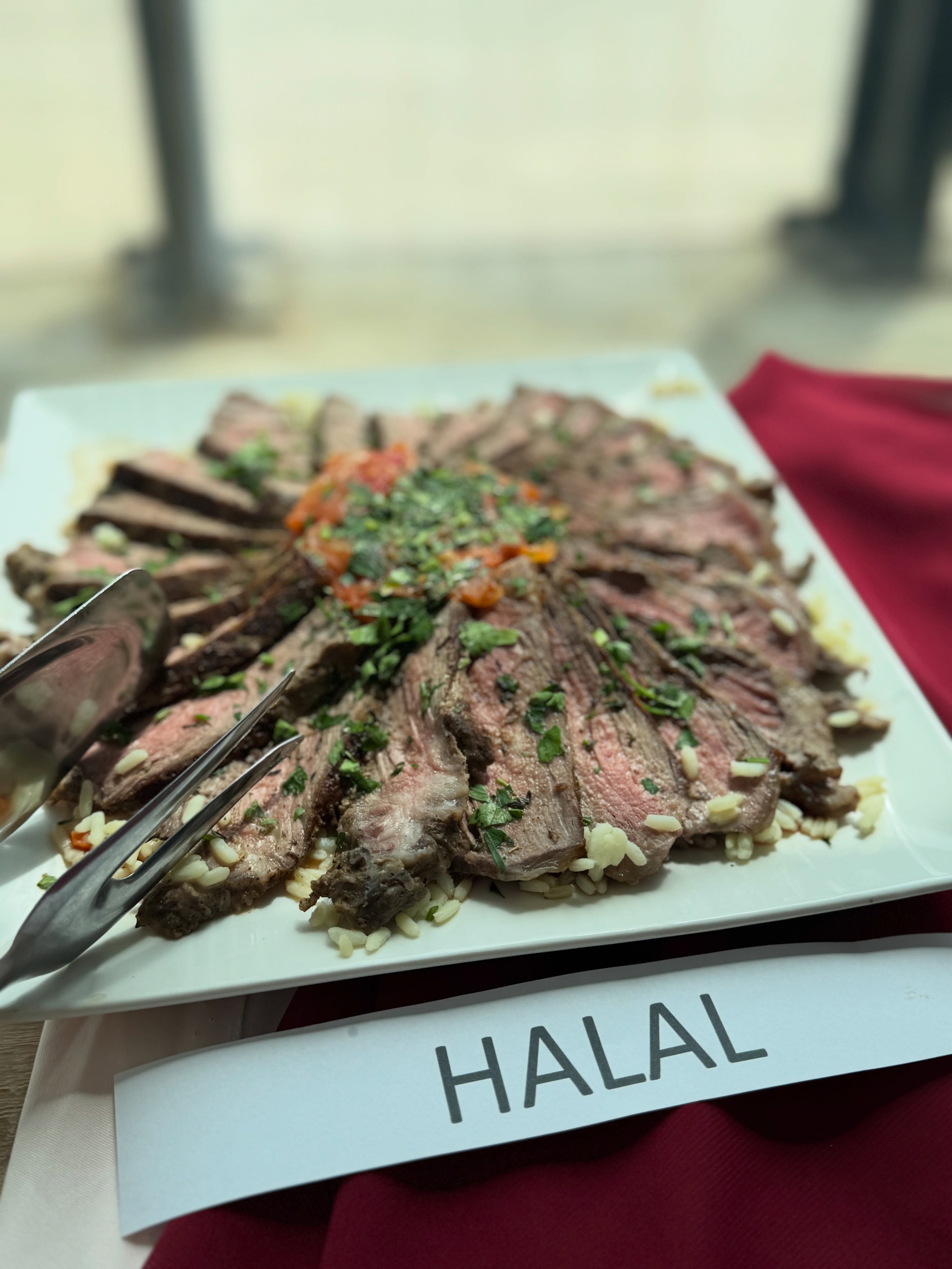 Plato pečene junetine na rižotu, sa karticom HALAL ispred