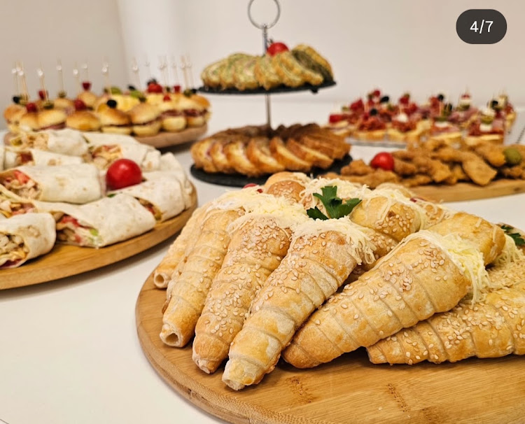Svečani poslužavnik sa suhomesnatim i mini sendvičima