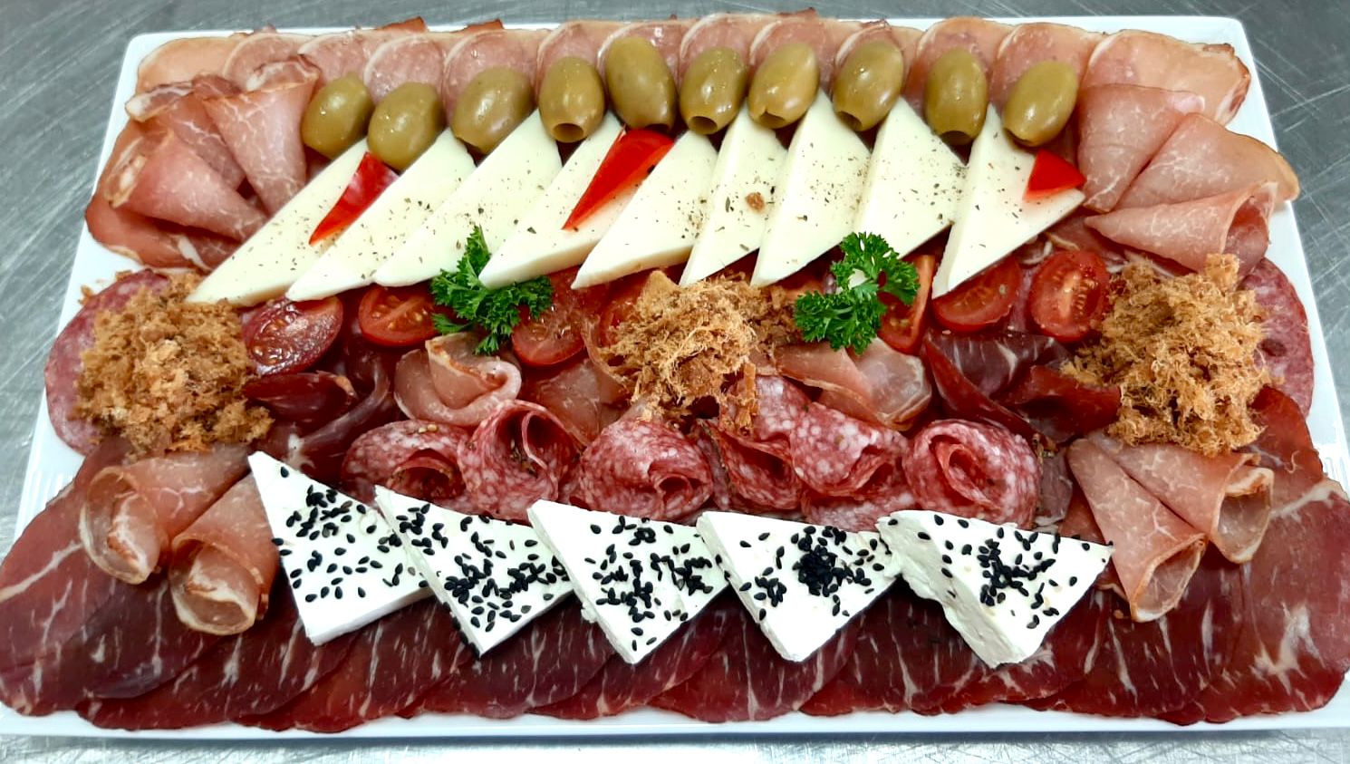 Veliki poslužavnik sa suhomesnatim, sirevima i maslinama