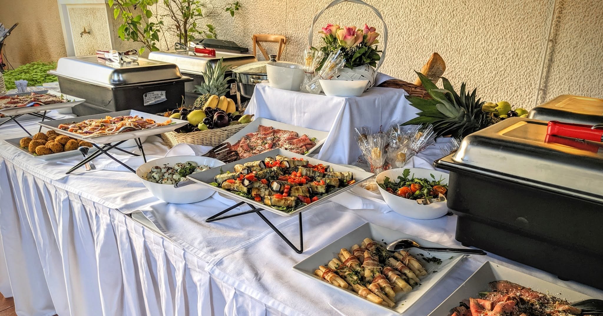 Bife postavka na otvorenom sa grejačima, voćnom korpom i rolnicama od plavog patlidžana