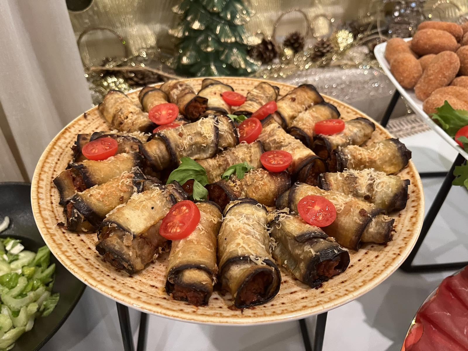 Plato rolnica od plavog patlidžana sa parmezanom i čeri paradajzom
