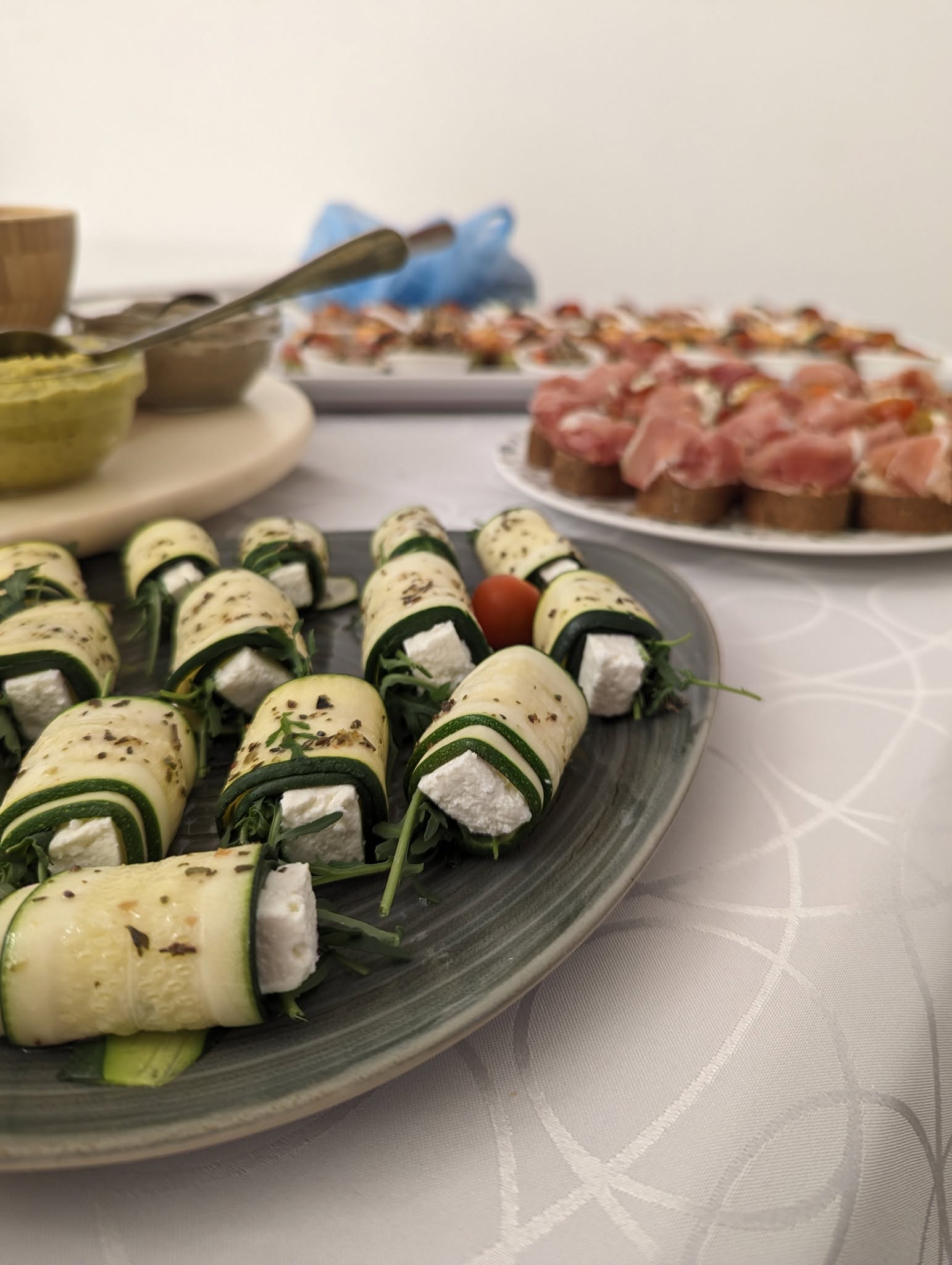 Rolnice od tikvica sa feta sirom i rukolom na keramičkom tanjiru