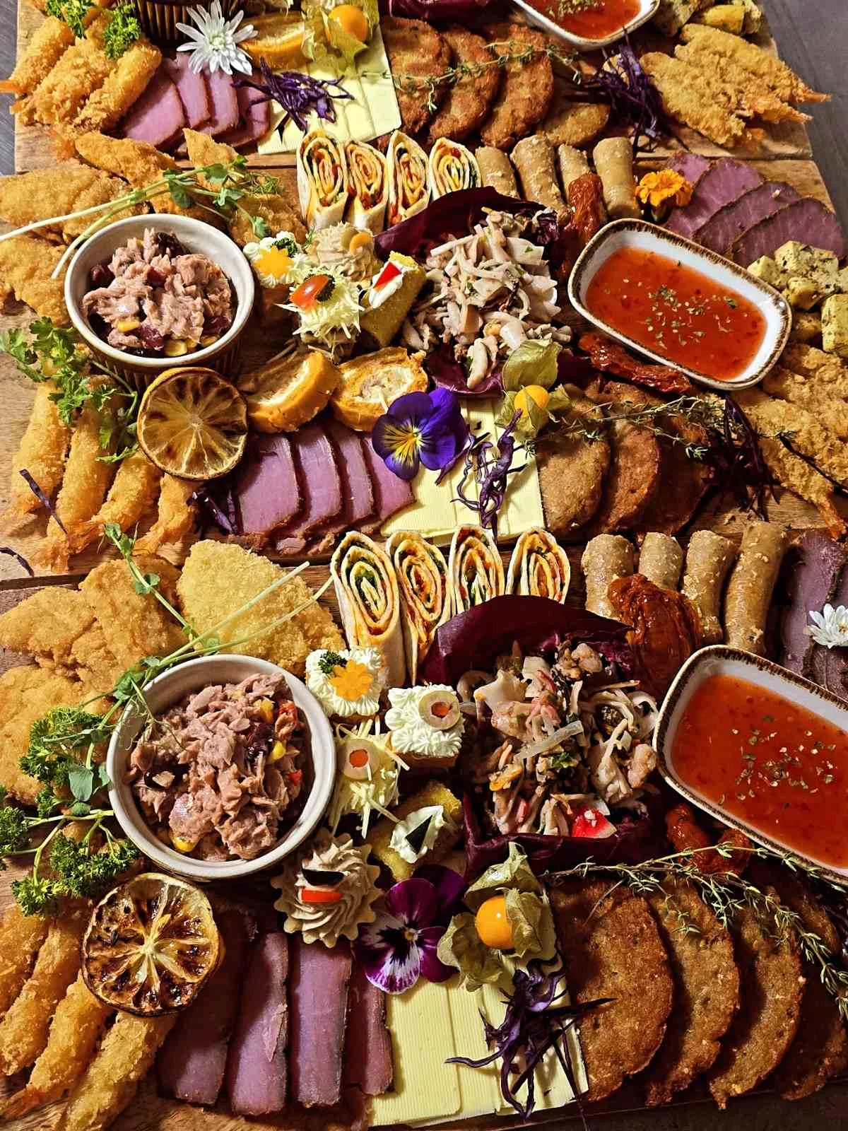 Veliki plato sa pohovanim jelima, rolatima, namazima i dipovima