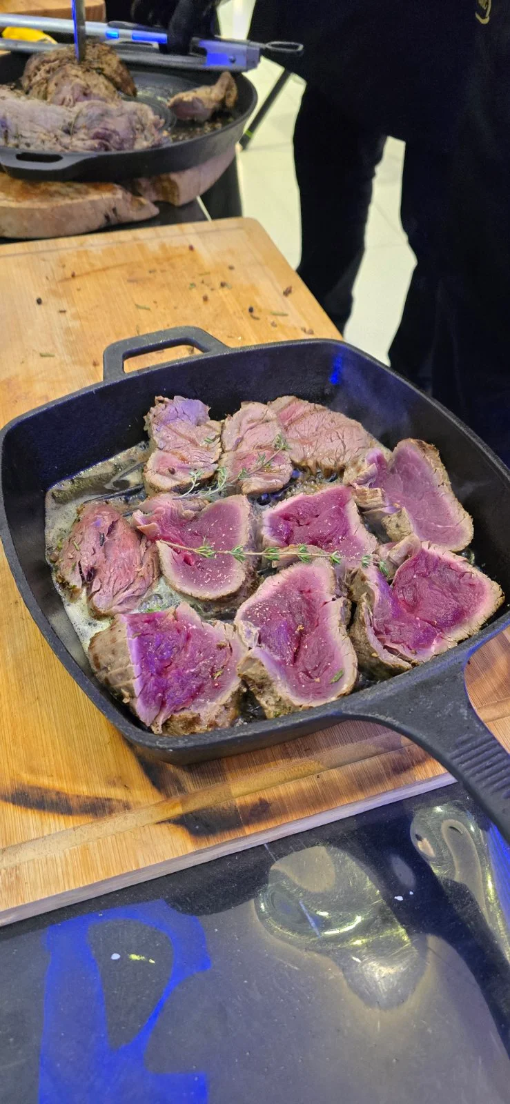 Pečena junetina sečena na kriške u tiganju, sa timijanom