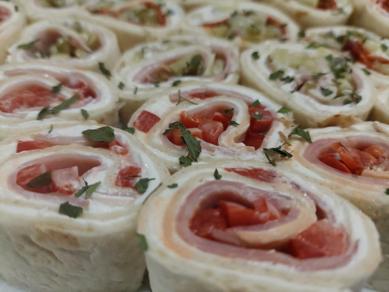 Tortilja rolnice sa šunkom, krem sirom i paradajzom iz blizine