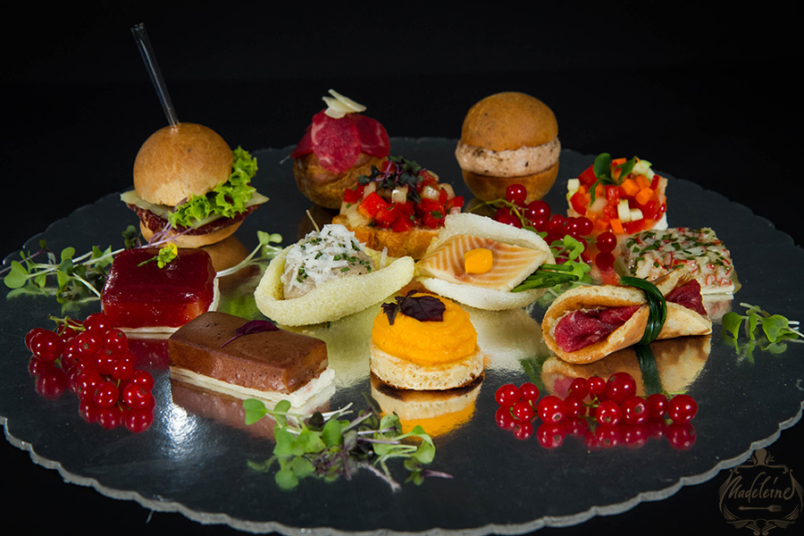Svečani plato sa mini burgerima i finim zalogajima — Madeleine ketering