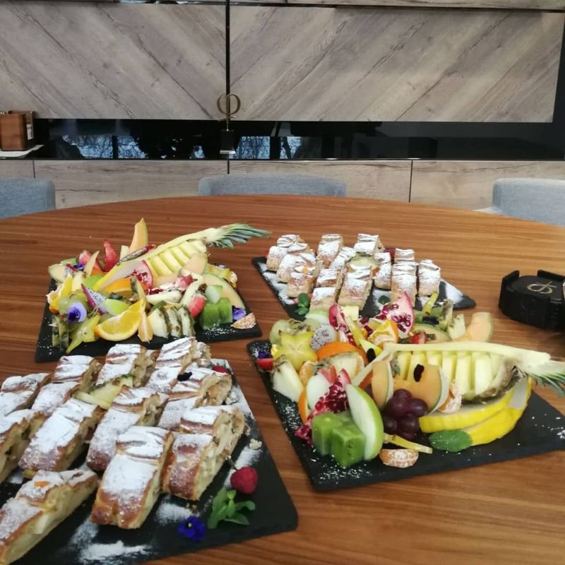Voćni platoi i štrudla u kriškama na kamenim platoima