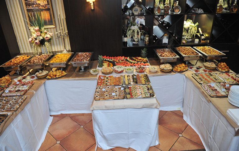 Svečani švedski sto sa toplim jelima i platoima — Massimo Catering