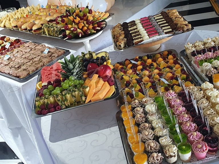 Platoi sa mini burgerima, voćem i sitnim kolačima