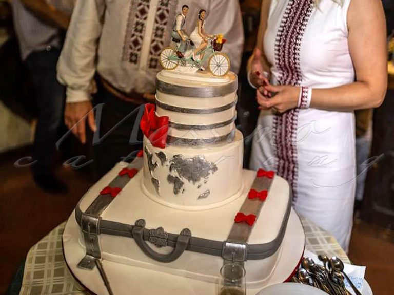 Svadbena torta na tri sprata sa figurama mladenaca