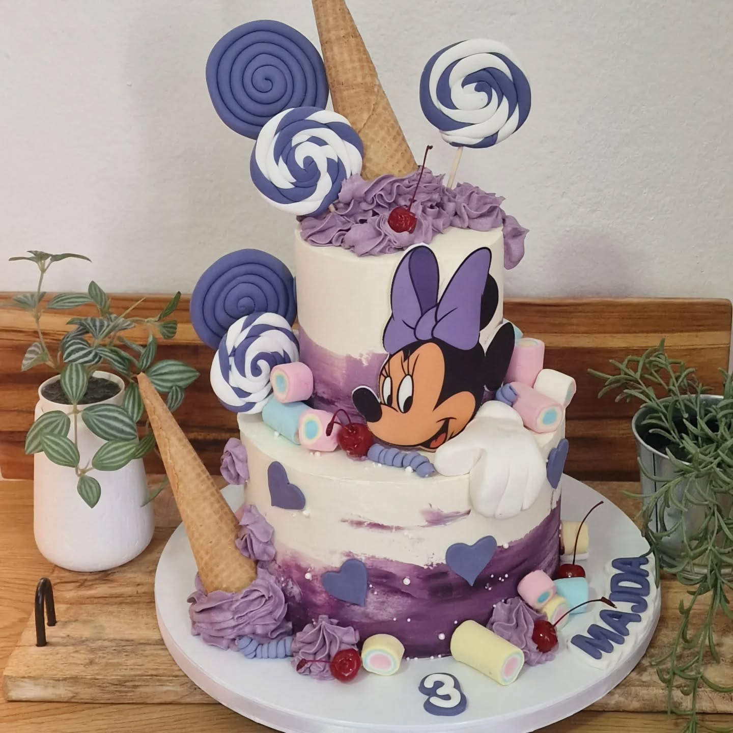 Dvospratna torta sa Mini Maus figurom — lila i bela glazura, lizalice i marshmallow ukrasi