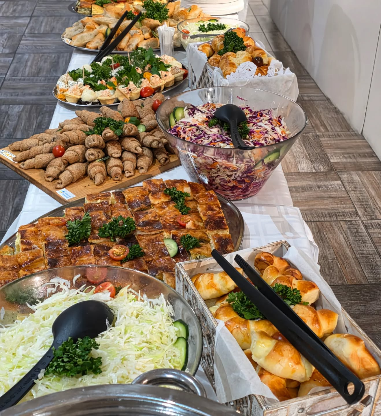 Švedski stol keteringa — pite, slane korpice, integralni kifllići, mini pogačice, salate od kupusa i sitni zalogaji — Nanina kućica