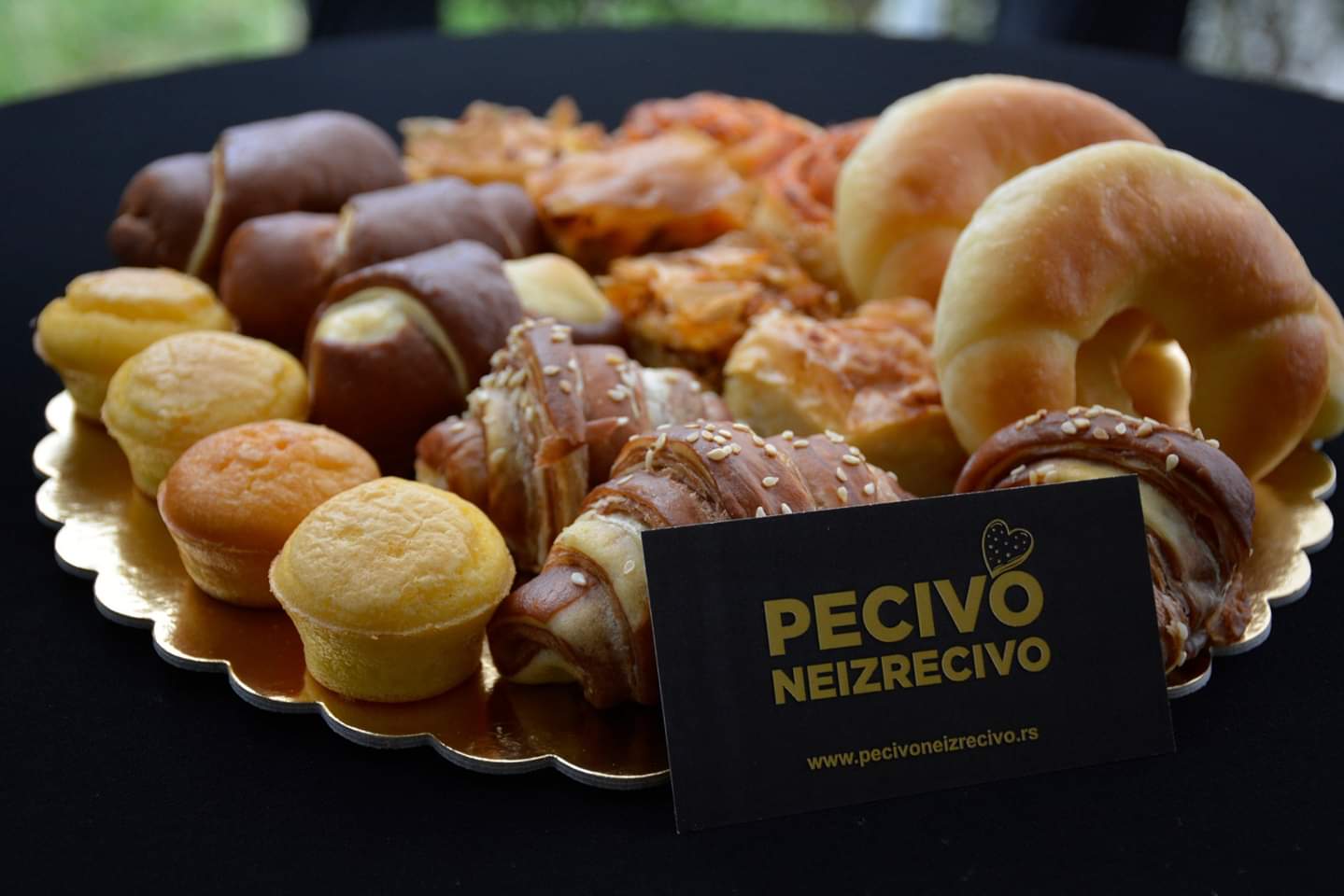 Plato sa kiflicama, mini muffinima i slatkim pecivom — Pecivo neizrecivo
