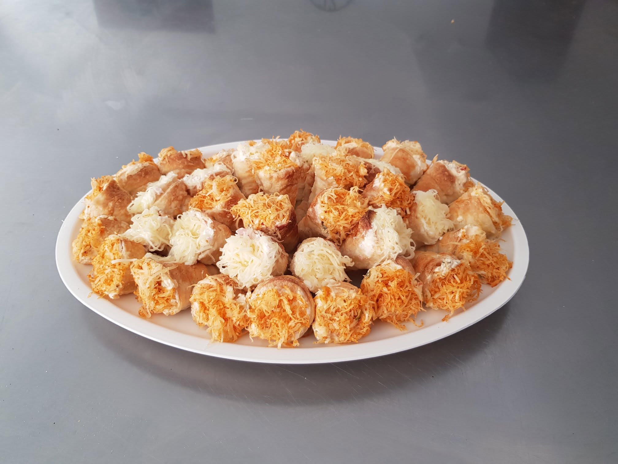 Plato mezea sa pršutom, pečenicom, kulenom i kačkavaljem — Pofezne