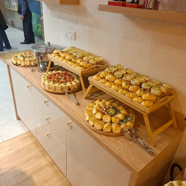 Kifle sa sirom poređane u krug, ukrašene narandžom i peršunom