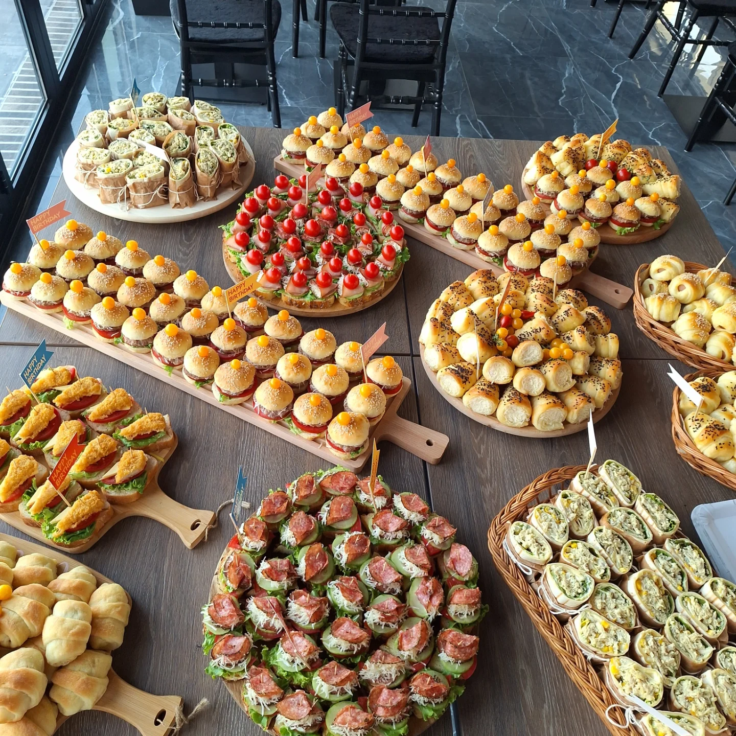 Švedski sto sa mini burgerima i slanim pecivima — ReMi Ketering