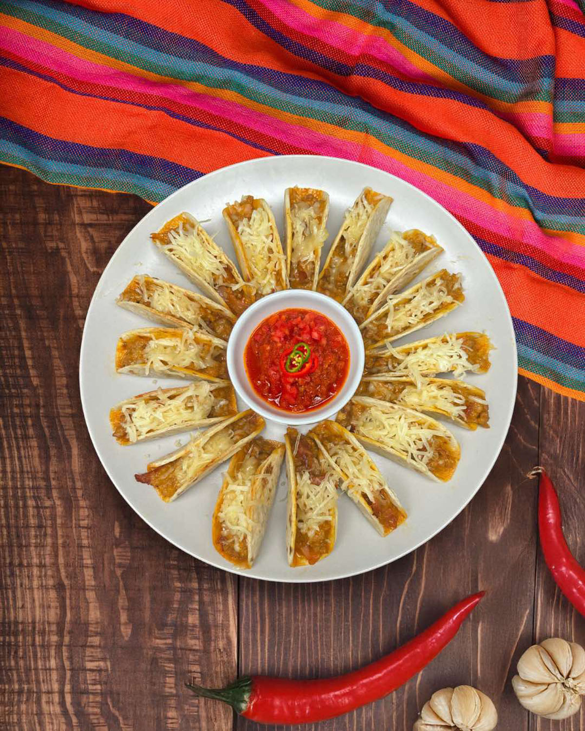 Plato mini tortilja sa sirom i salsom