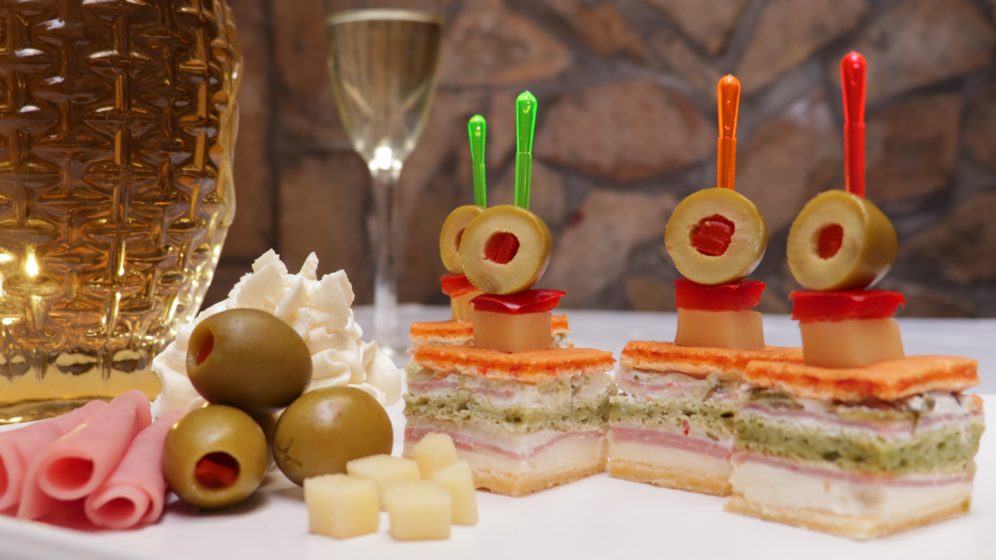 Mini slane torte sa maslinom i pršutom — Slana Tajna