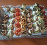Svečani sto sa slanim i slatkim zalogajima — Slatka Kuća ketering