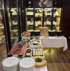 Poslužavnik sa šarenim kanapeima i mini profiterolima
