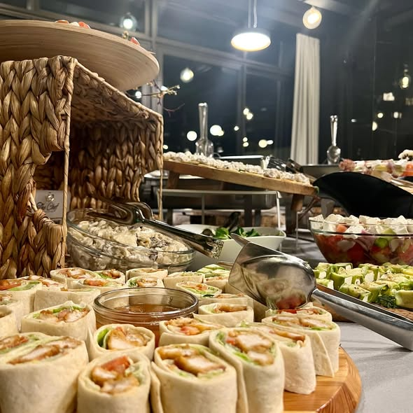 Švedski sto sa tortilja rolnicama, salatama i toplim jelima