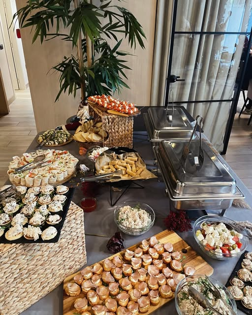 Buffet sa kanapeima, pohovanim zalogajima i čafing posudama