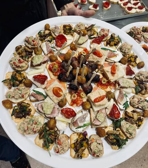 Veliki plato kanapea sa sirevima, pršutom i marinadama